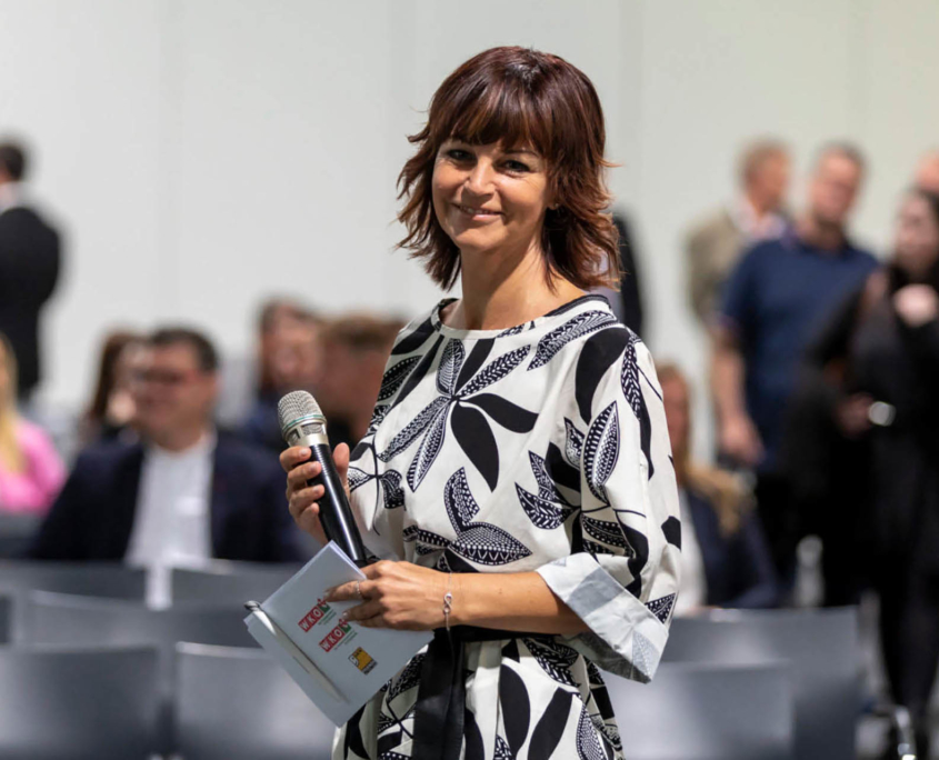 Evelyn Vysher, Moderator Wien, Sprecherin Österreich