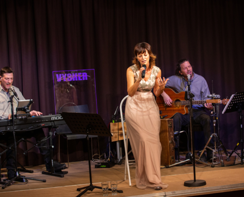 Evelyn Vysher mit Martin Mader am Keyboard und Martin Moz Matzinger am Bass und Schlagwerk