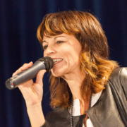 EveLYN Vysher ist neben ihrer Moderatorentätigkeit auch Sängerin und mit ihrem Lyn Vysher Trio immer wieder auf der Bühne.