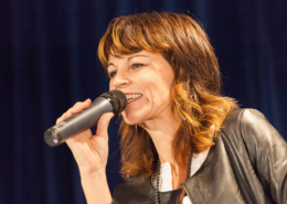 EveLYN Vysher ist neben ihrer Moderatorentätigkeit auch Sängerin und mit ihrem Lyn Vysher Trio immer wieder auf der Bühne.