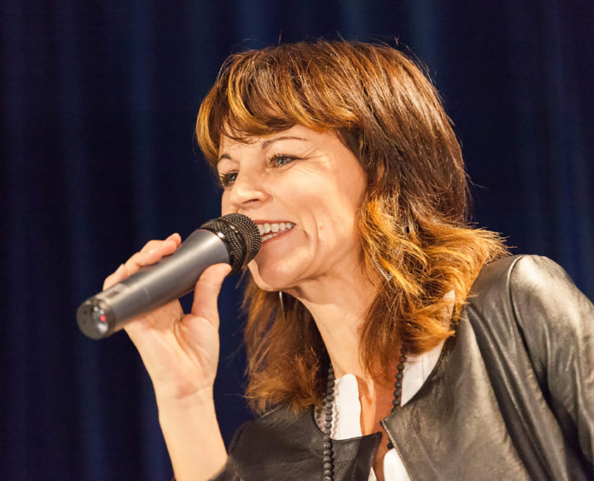 EveLYN Vysher ist neben ihrer Moderatorentätigkeit auch Sängerin und mit ihrem Lyn Vysher Trio immer wieder auf der Bühne.